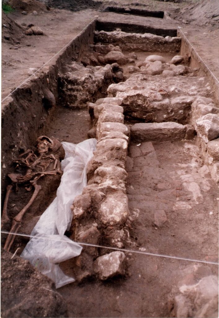 Excavación arqueológica con estructuras de piedra y restos documentados en Villamanta.